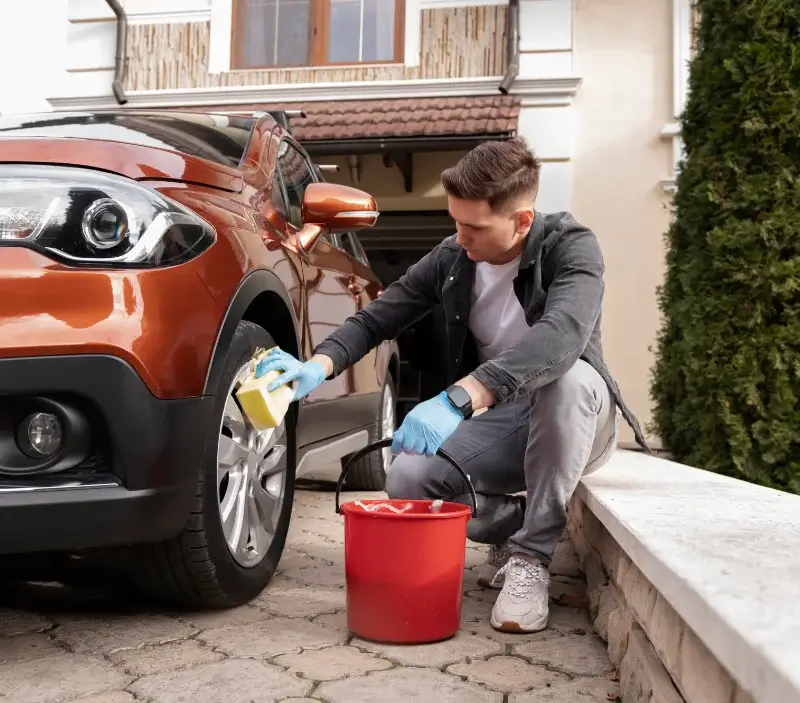 Lavage auto à domicile Baillet-en-France : professionnel intervenant sur un véhicule